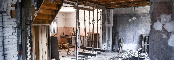 Rohbau eines Raumes mit Baumaterialien